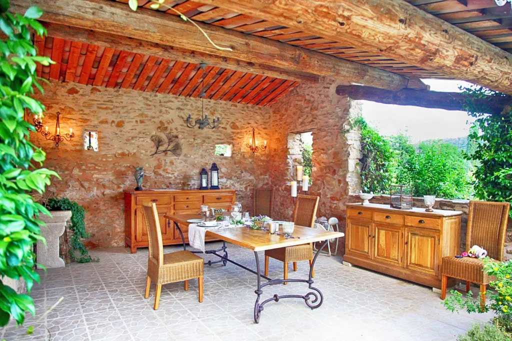 Pool house with style in Provence