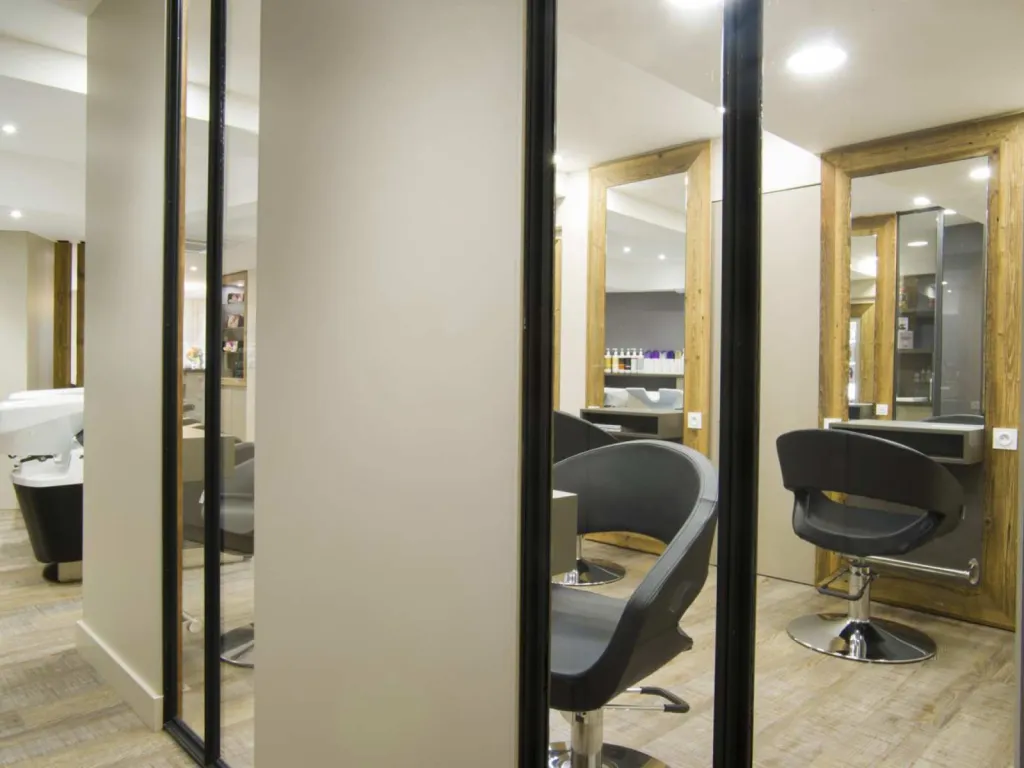 Barron Agencement salon de coiffure verrière
