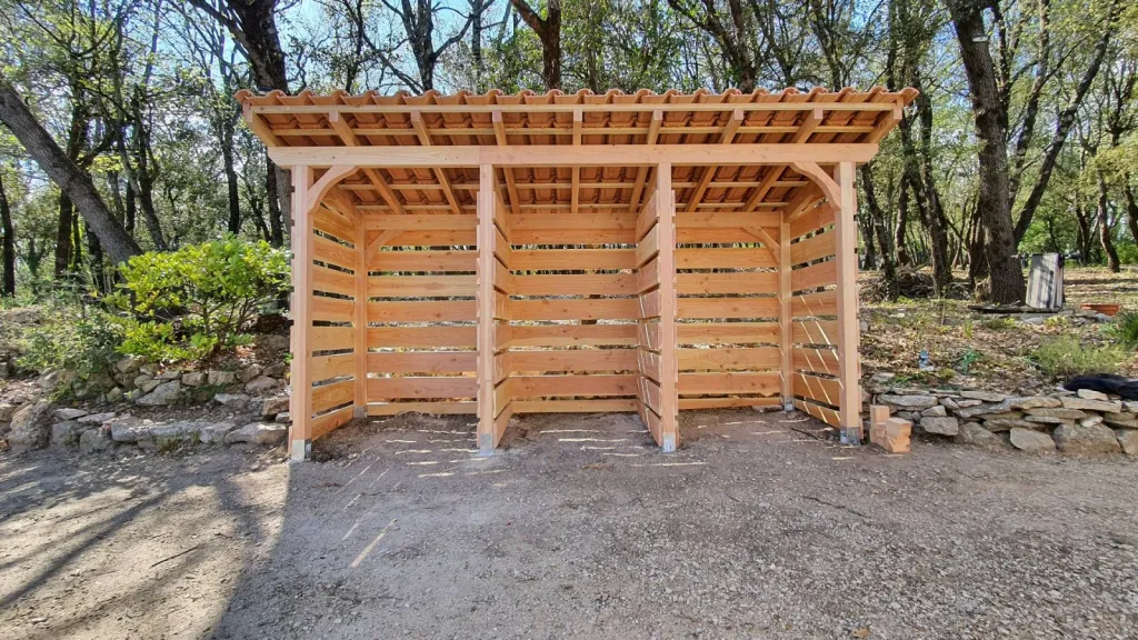 Abri à bois sur mesure 4x1.5m a Saint Maximin la Sainte Baume dans le Var 83