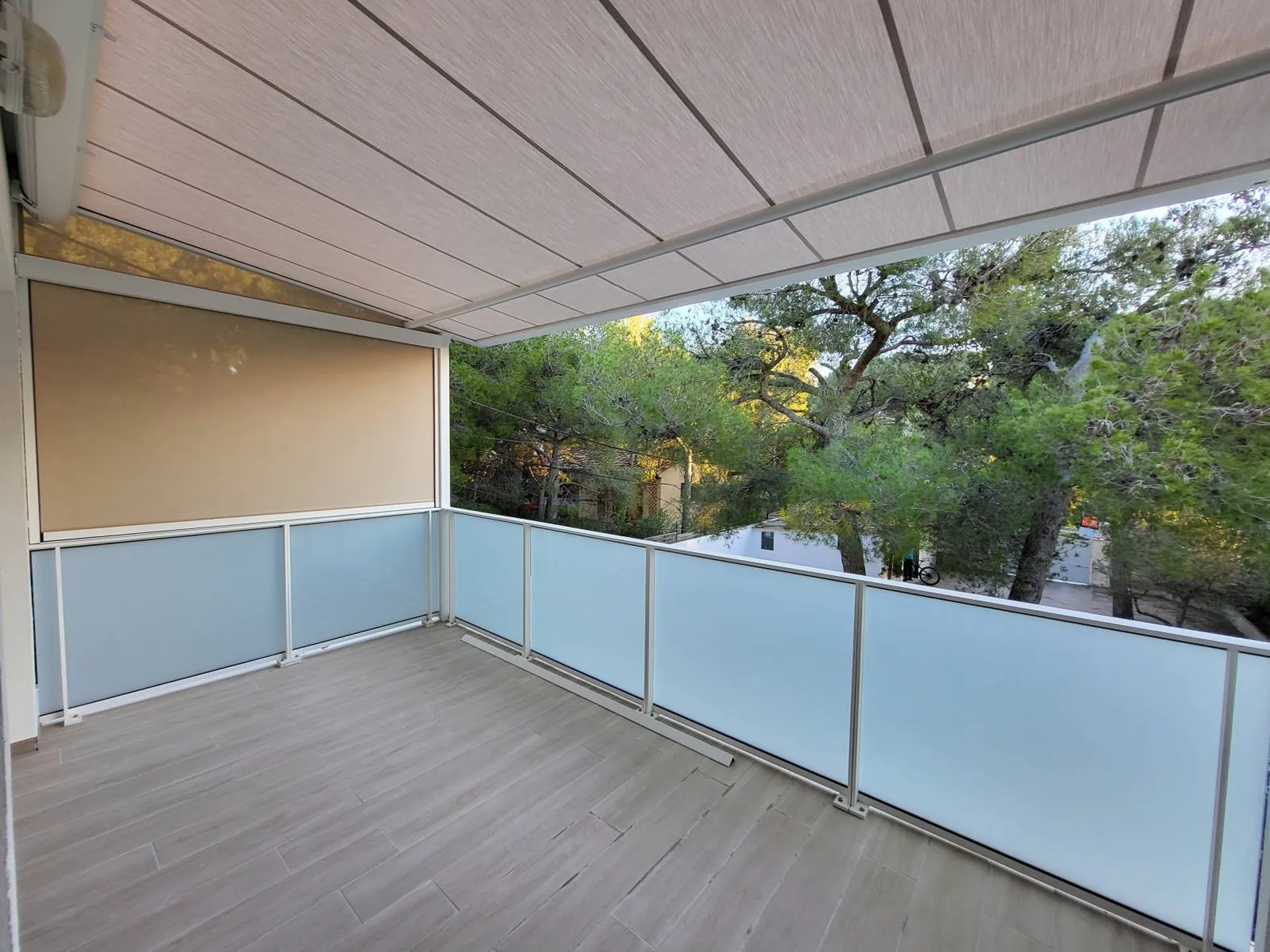 Pose d'un garde-corps vitré en aluminium modèle RIA de la marque Kostum sur-mesure sur une terrasse à Sausset les Pins sur la Côte Bleue