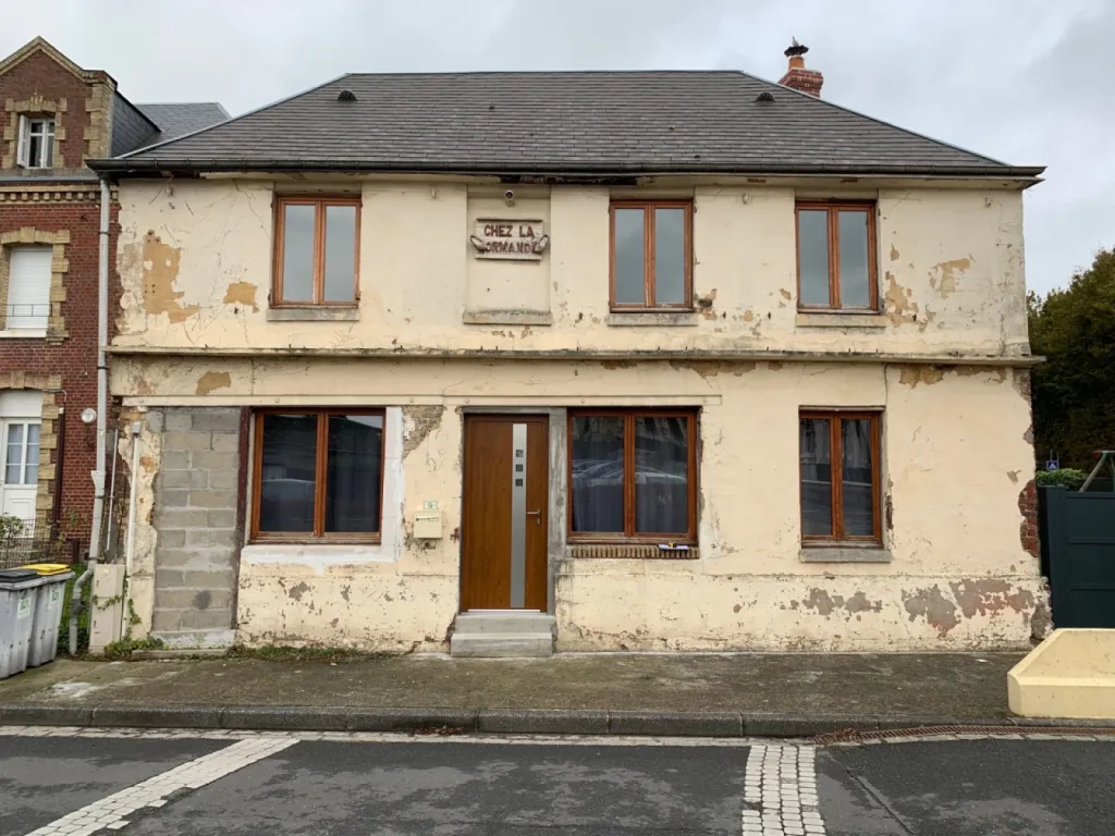 Ravalement de façade enduit projeté maison à Saint Romain de colbosc,  proche Le Havre (76)