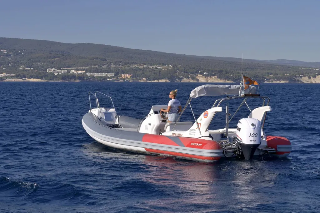 Visiter les Calanques en bateau avec l'arche de Chloé notre semi rigide
