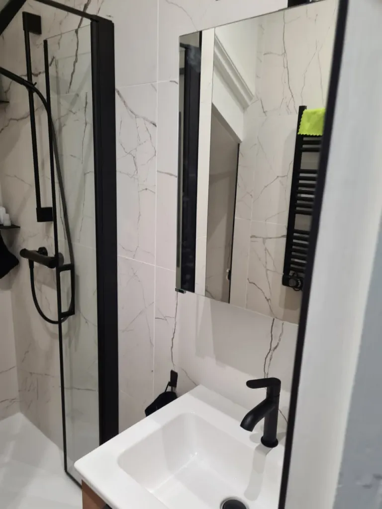 Plombier pour la rénovation d'une salle de bains avec verrière sur-mesure et receveur ultra plat sur Le Havre 76