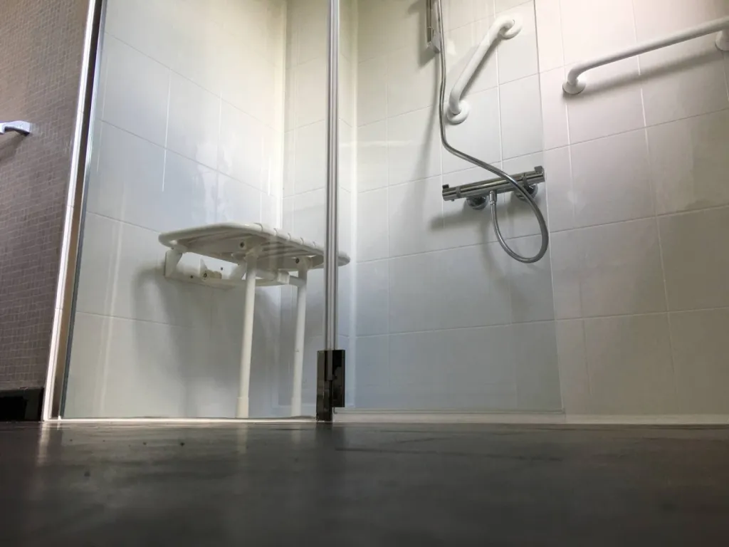 Remplacement baignoire par douche senior sécurisée à Saint Raphaël Var (83)