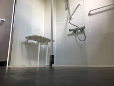 Remplacement baignoire par douche senior sécurisée à Saint Raphaël Var (83)