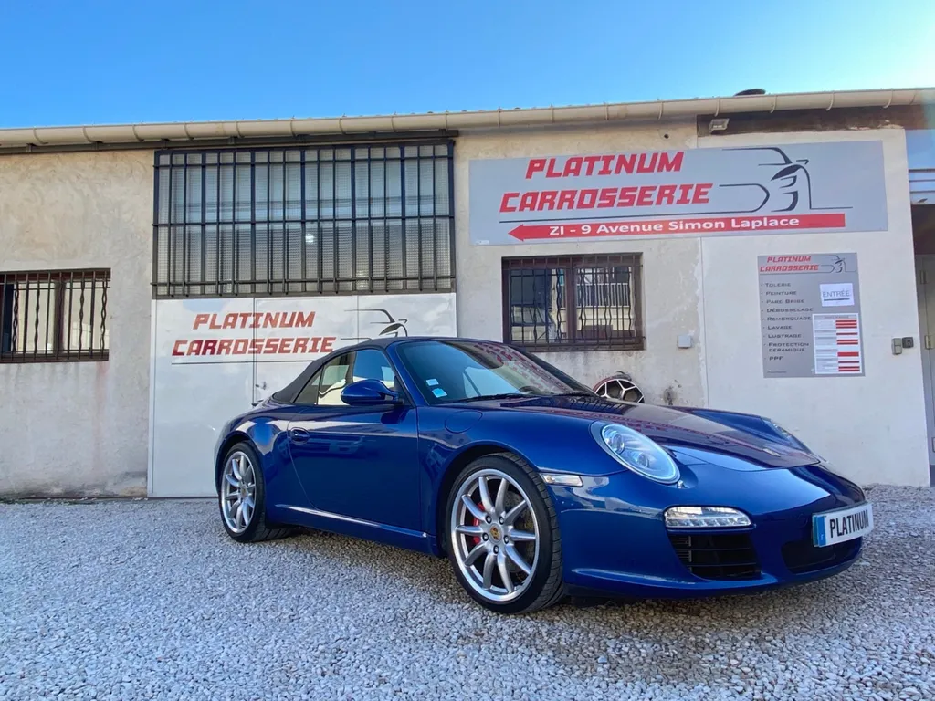 Carrosserie pour réparation à Carnoux, porsche 997 avec les deux ailes arrière abîmés. Platinum Carrosserie franchise offerte 