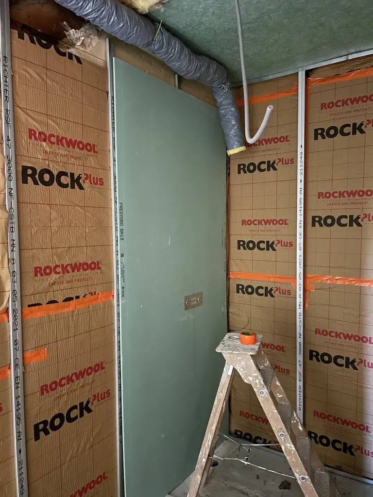 Isolation intérieure de salle de bain avec placo hydrofuge pour protéger de l’humidité