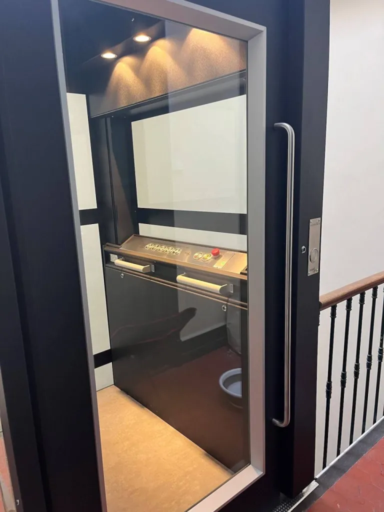 2clairage intérieur du pylône et porte panoramique pour cet ascenseur privatif sur 5 niveaux en intérieur à Marseille