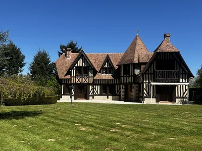 A VENDRE - Proche du centre ville de Cormeilles (27260), propriété Néo-Normande en colombages, 5 chambres, sous-sol total, sur environ 1.4 ha