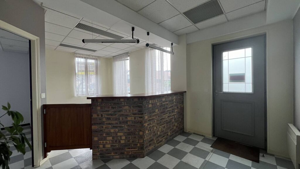 au Rdc un ancien cabinet médical d'environ 97m²