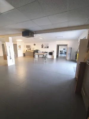 Bureaux à vendre polyvalents récemment rénovés de 319m², avec showroom et espace de stockage, kitchenette, WC PMR et douche, au Mas Guérido à Cabestany dans les Pyrénées-Orientales.