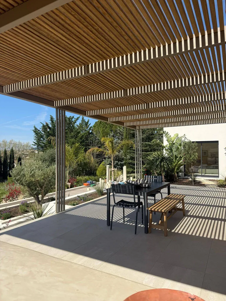 pergola sur mesure en bois et acier pour couvrir une terrasse à Aix les Milles