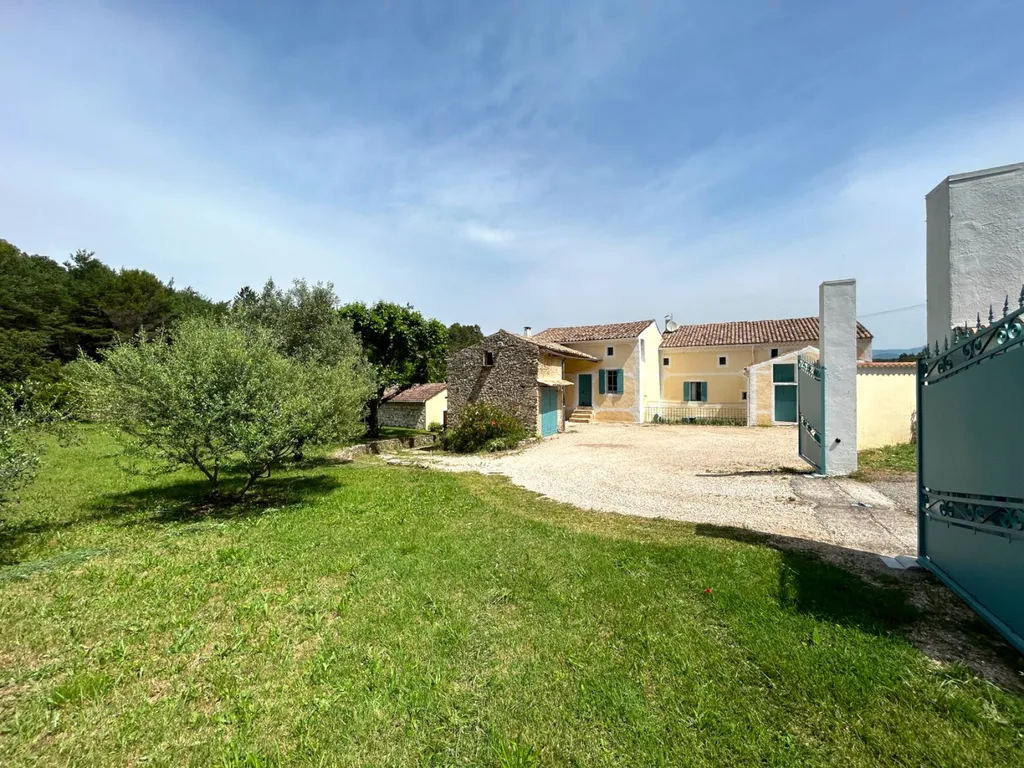 Ancienne ferme en pierre avec vue sur les vignes  à Entrechaux en Vaucluse  