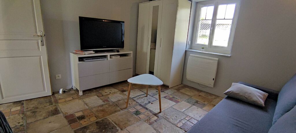 A vendre, à 10 minutes de PONT-L'EVEQUE (14130) et de LISIEUX (14100), découvrez cette maison rénovée offrant une vie de plain-pied. Sur un terrain de 2 600 m², profitez de deux terrasses exposées Sud et Ouest, ainsi qu’une grande dépendance de 92 m²