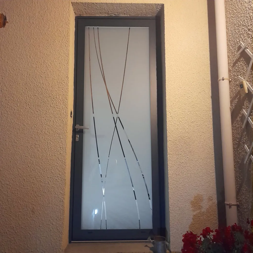 Pose par 3 Baies d'une porte d'entrée en aluminium Sepalumic avec vitrage sablé à Dunières à côté de Sainte-Sigolène en Haute-Loire