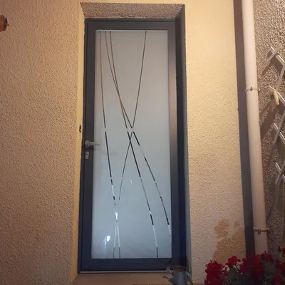Pose par 3 Baies d'une porte d'entrée en aluminium Sepalumic avec vitrage sablé à Dunières à côté de Sainte-Sigolène en Haute-Loire