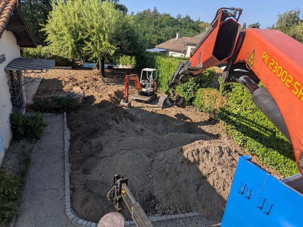 Création de pelouse à Trévoux avec un apport de terre végétale et le réglage du terrain pour garantir un engazonnement durable