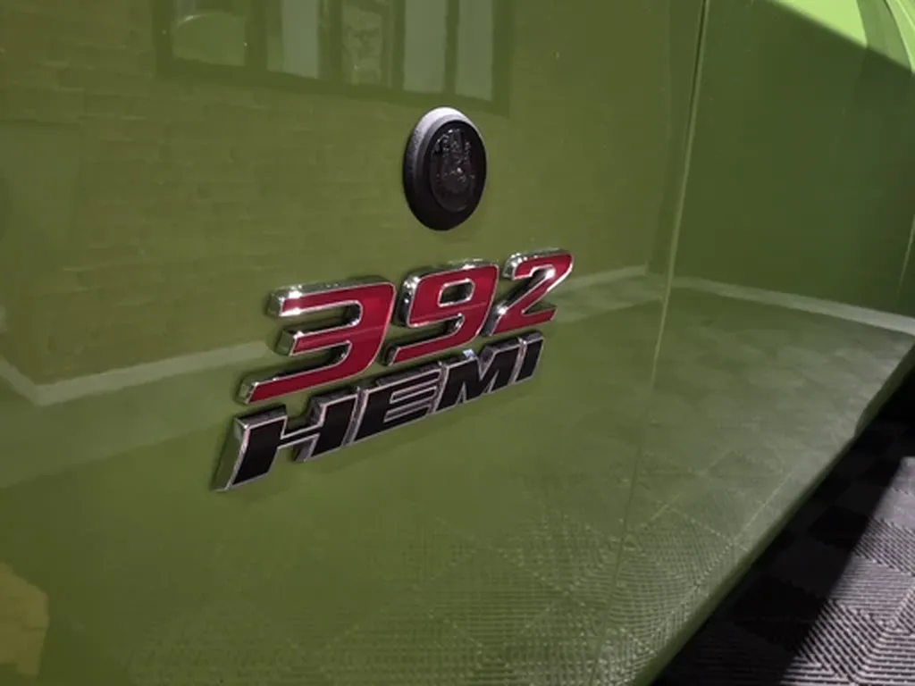 Badge 392 HEMI Dodge Challenger SRT détail carrosserie verte – moteur V8 atmosphérique