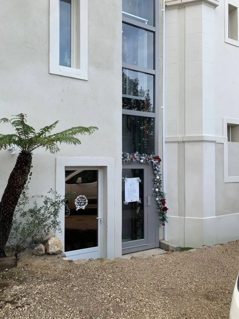 Le travail du jardinier embellit notre travail d'installation de cet ascenseur de maison extérieur électrique en structure autoporteuse VIMEC E10 à Toulon près de Marseille
