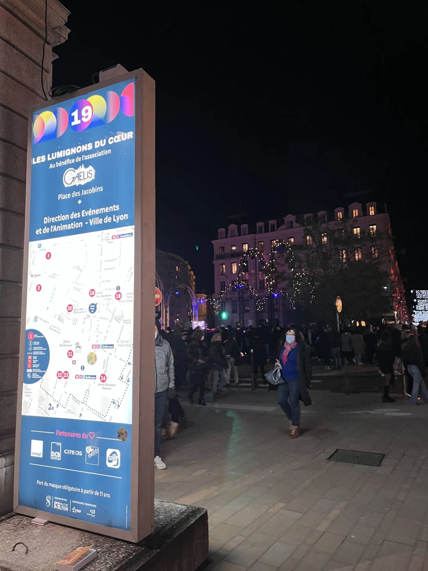 Impression totem lumineux diffusant place des jacobins à lyon fete des lumières lumignons