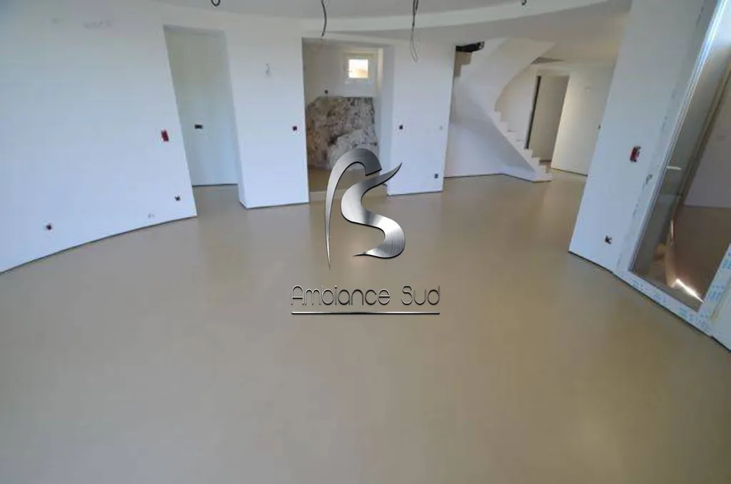 SOL en béton ciré coulé industriel teinté à CABRIS près de Cannes