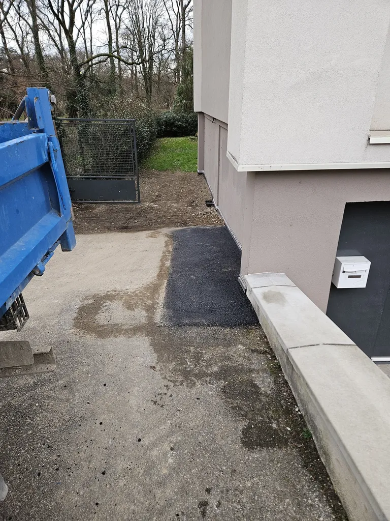 Terrassement et création d'enduit avec pose d’une étanchéité Delta MS, remblaiement et réfection d’enrobé à Bron