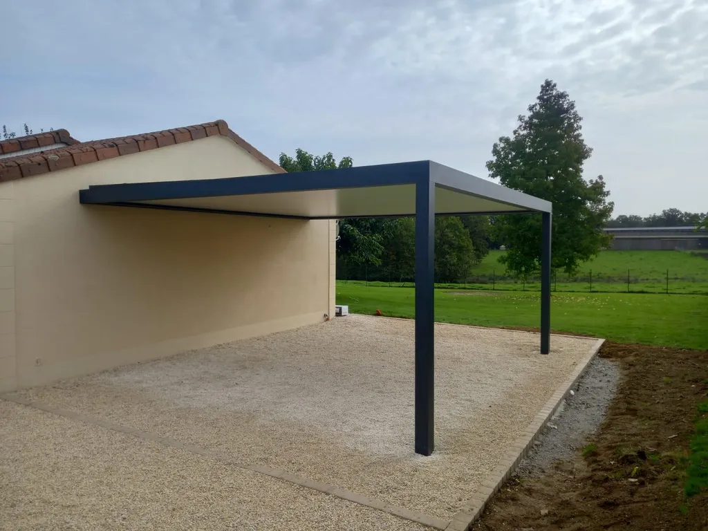 Abri de voiture aluminium adossé Tschoeppe à Ajaccio : appui sur façade existante, toiture au choix, sur mesure pour 1 ou 2 véhicules,  résistant à l'air marin