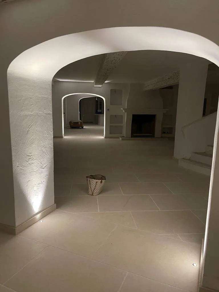 Sol interieur beige pierre natuelle 