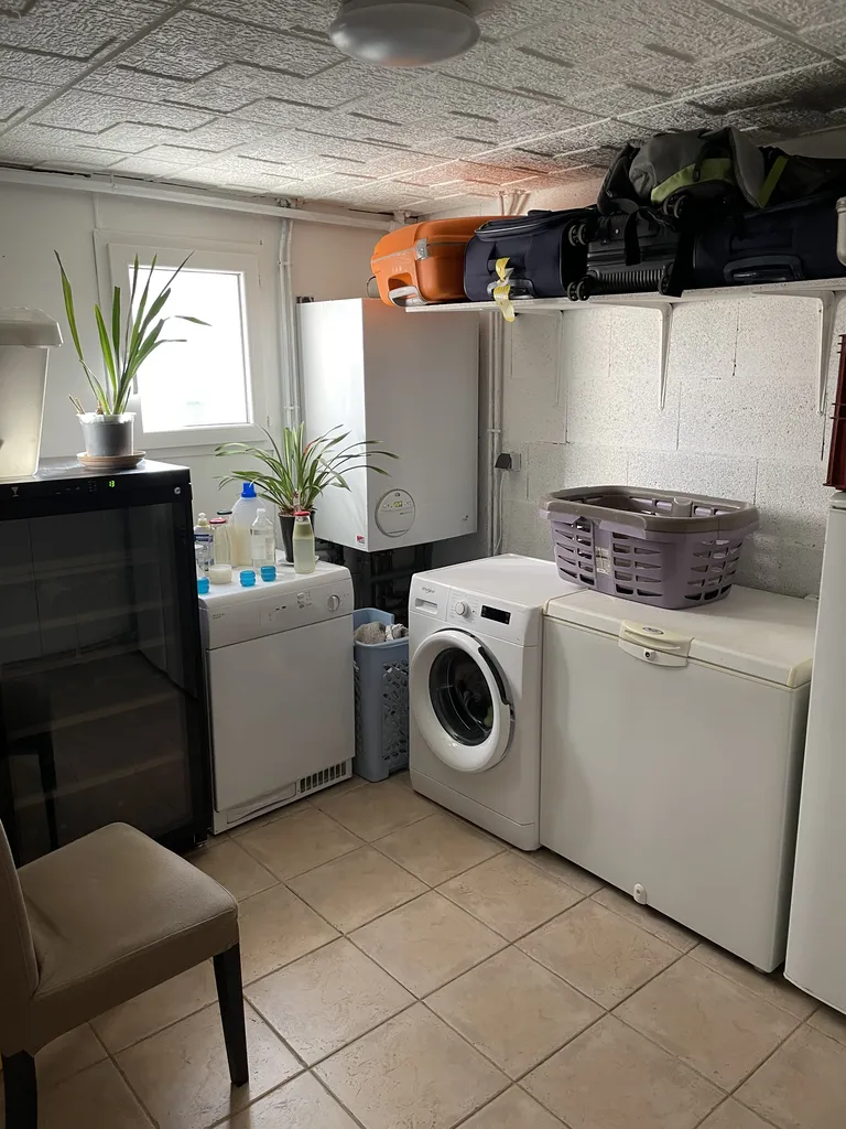 Garage buanderie avant transformation avec espace à réaménager en pièce de vie