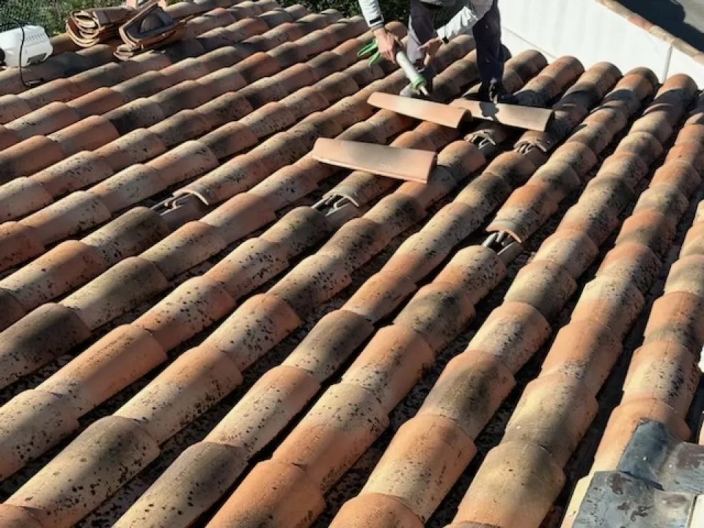 Intervention rapide de couvreur pour changement des tuiles cassées de toiture maison sur Aix-en-Provence 13100