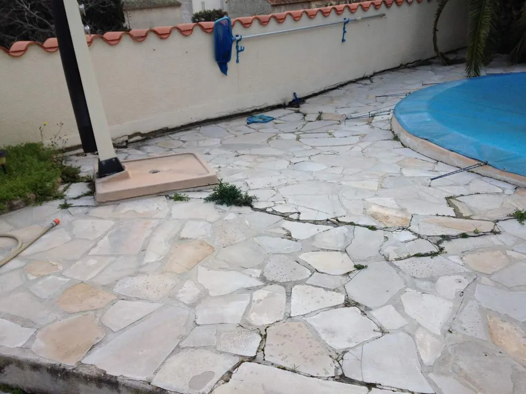 Terrasse avant travaux - Rénovation des terrasses et abords d'une piscine à Ensuès-la-Redonne 13820