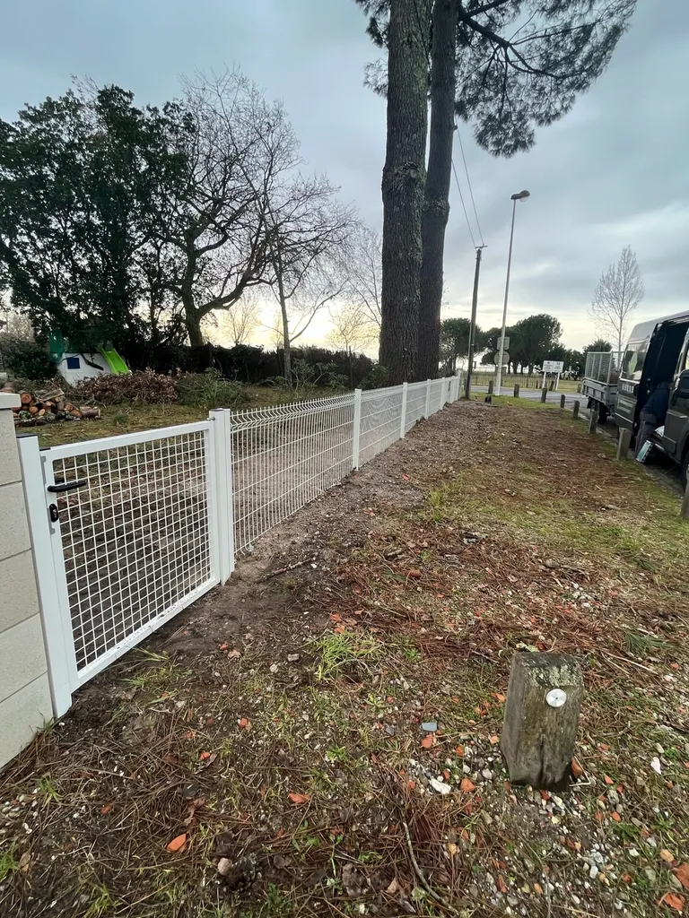 Clôture grillage rigide blanc avec portillon par jardinier paysagiste à Biscarrosse dans les Landes.