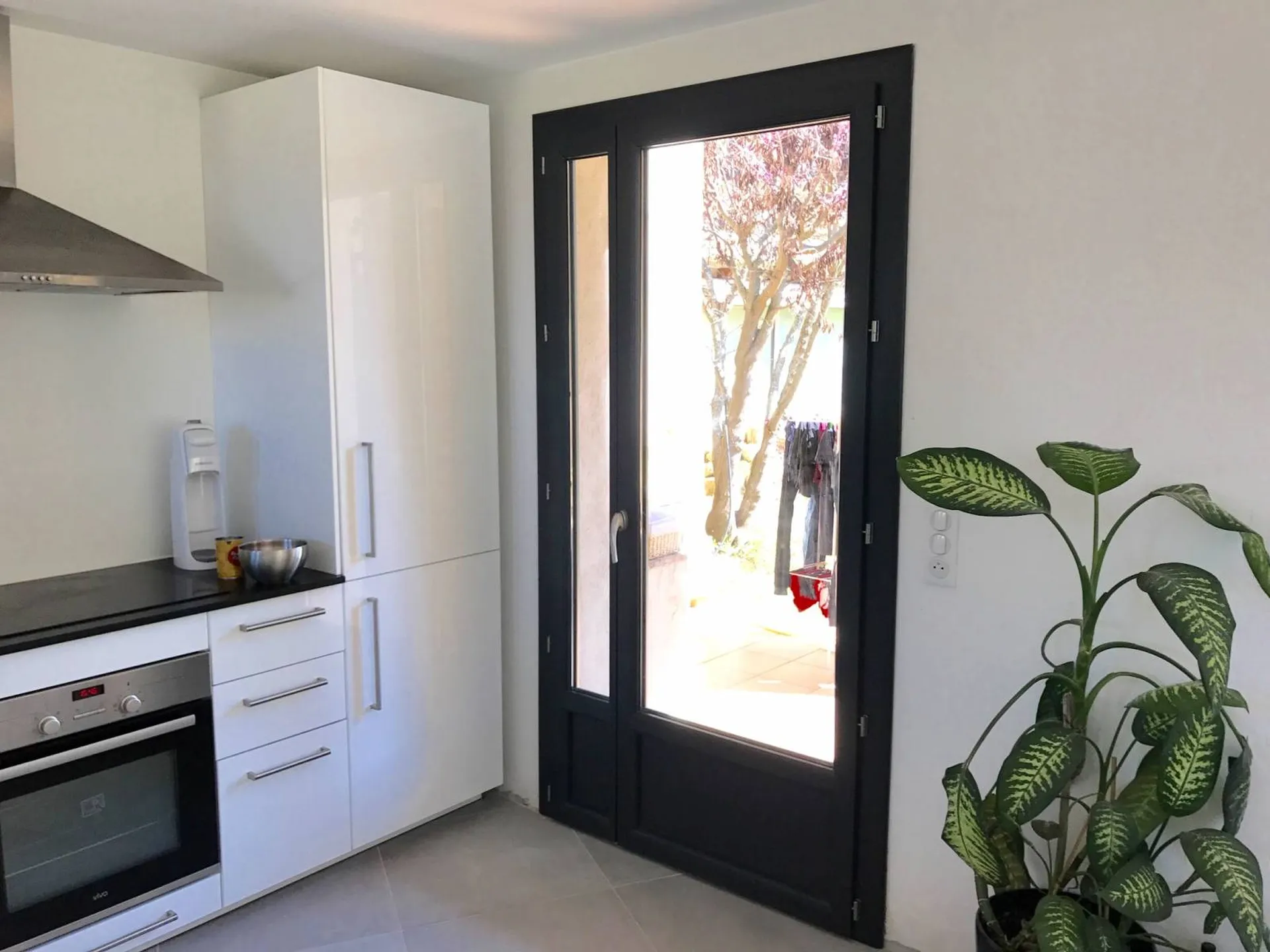 Porte-fenêtre en PVC gris anthracite à VENELLES