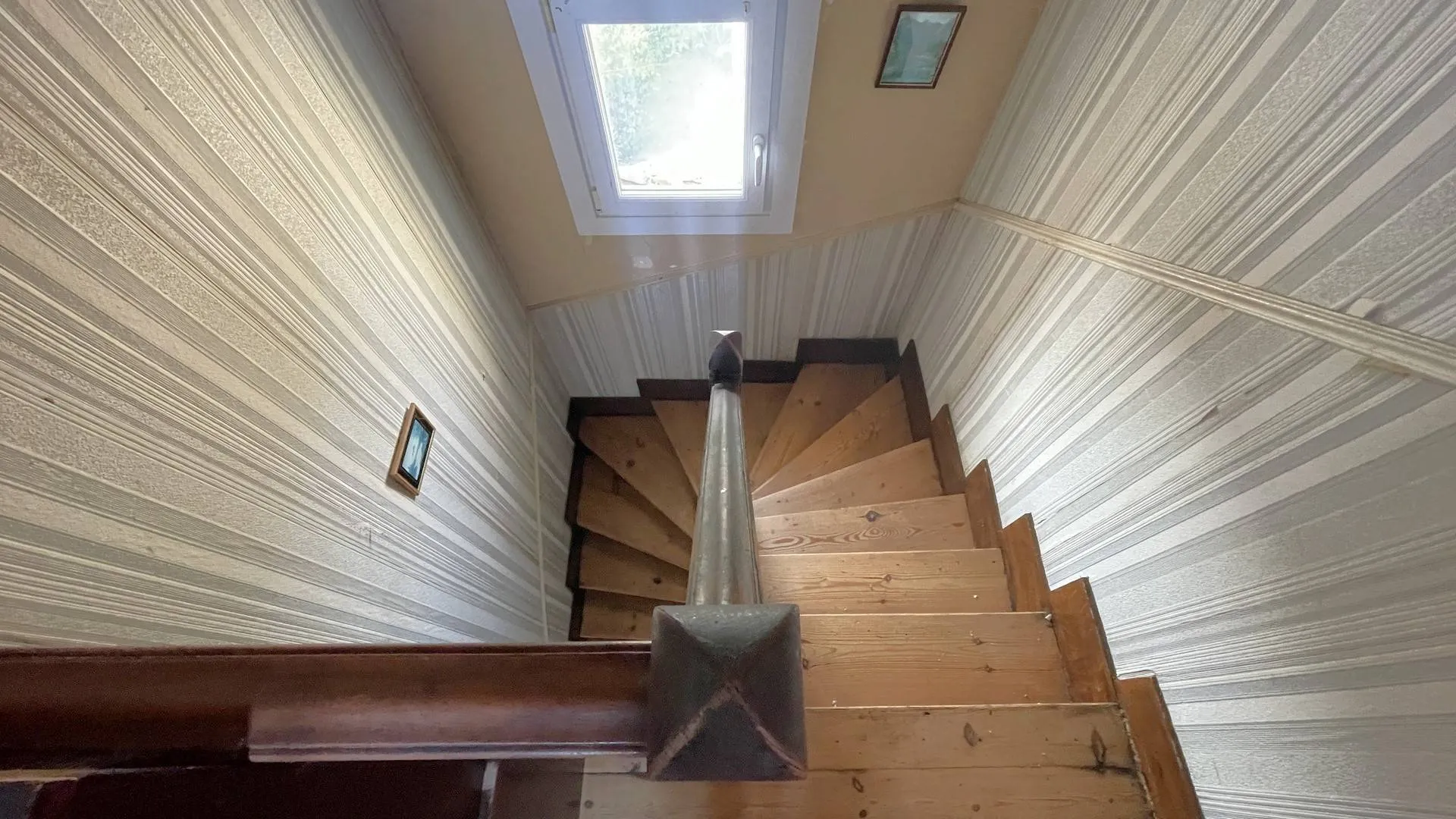 Maison de ville à vendre en Seine-Maritime : Rez-de-chaussée avec cuisine aménagée, séjour et salle d’eau, à rénover entièrement.