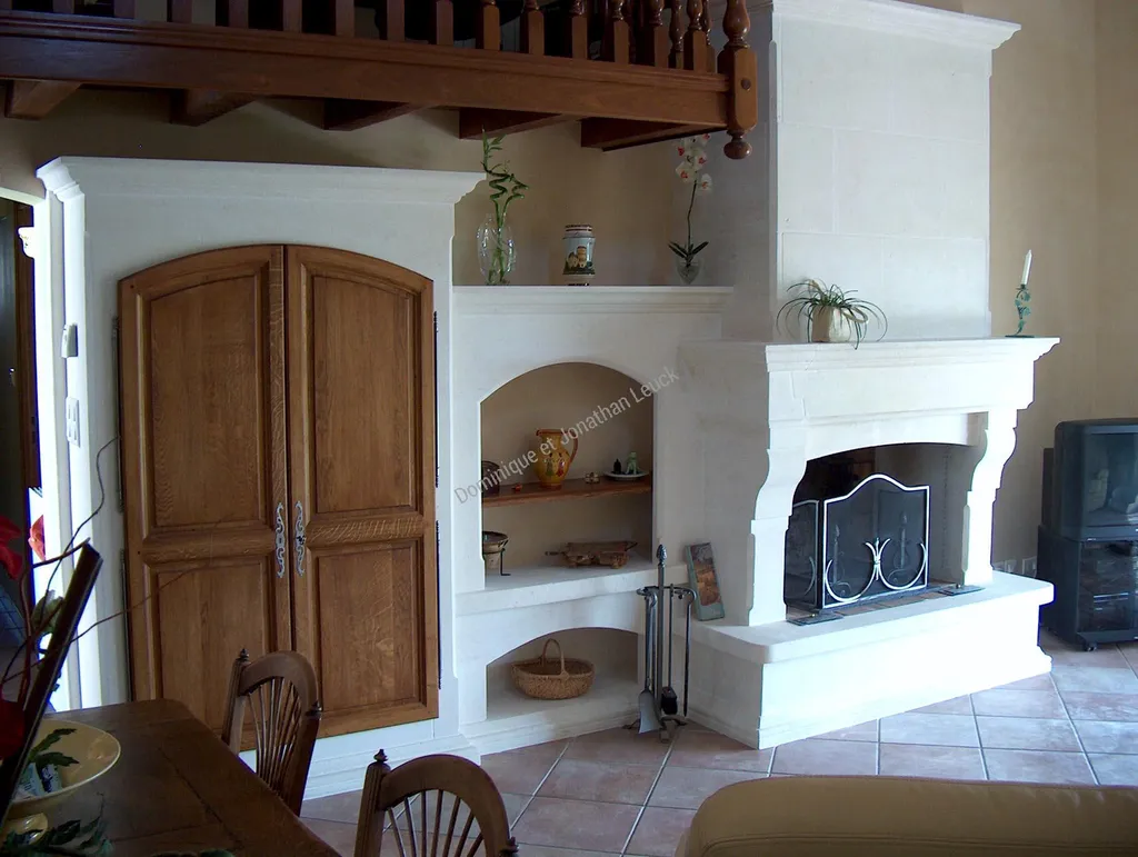 Cheminée Provence, hotte et aménagement en pierre d'Estaillades