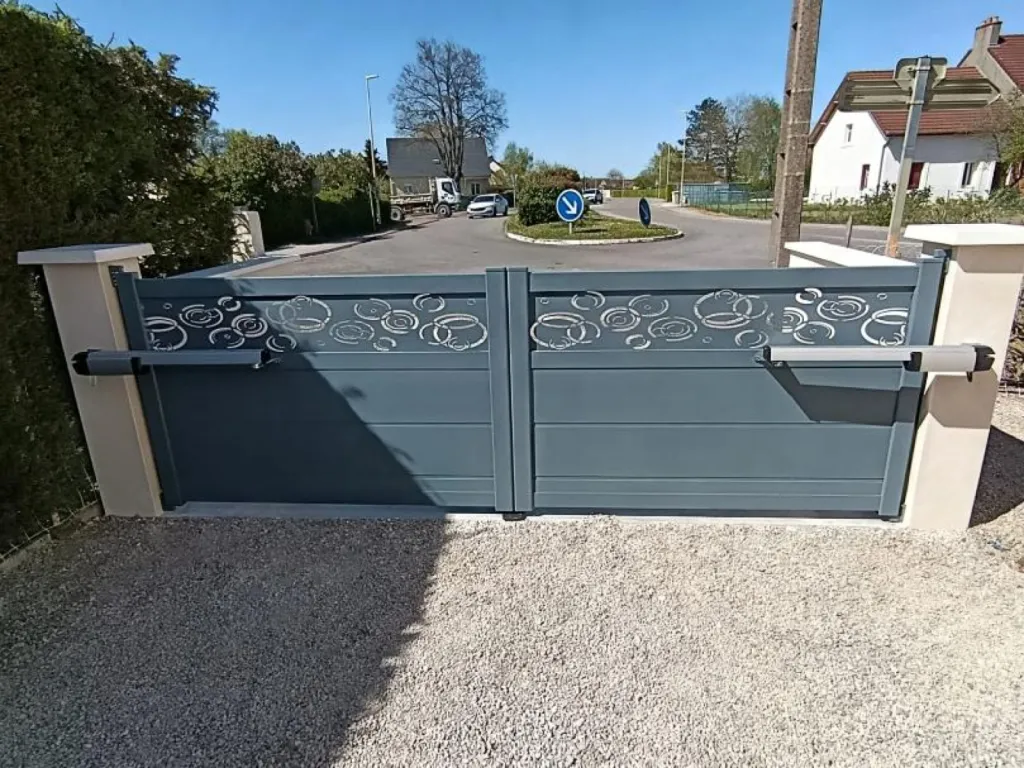 Installation d’un portail battant aluminium motorisé à Corcelles-lès-Cîteaux en Côte d'Or