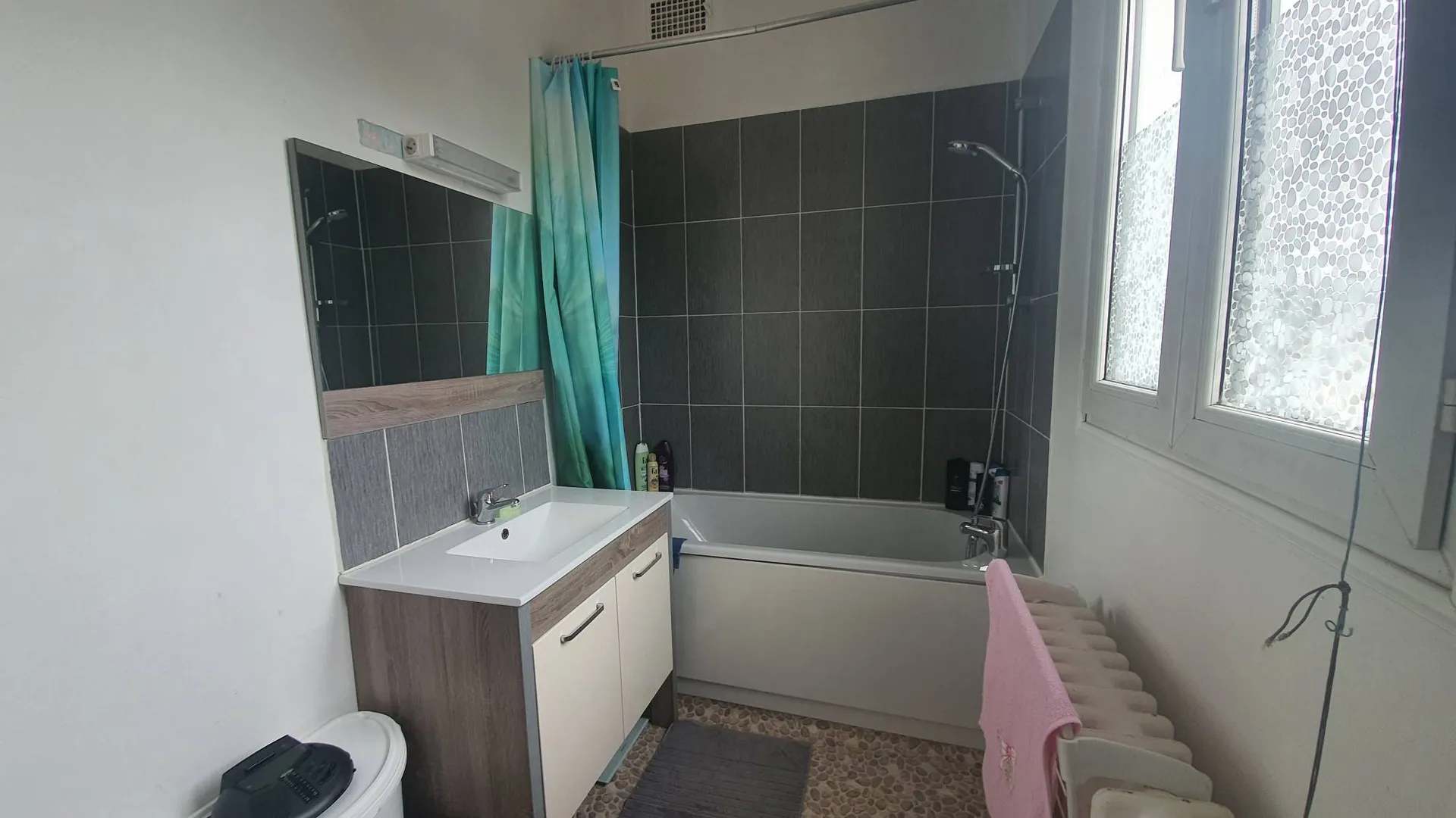 A vendre maison de village, 3 chambres, proche de Gamaches 80220 et à 15 minutes de la mer et des 3 villes soeurs. ( Eu 76260 - Le Tréport 76470 - Mers les Bains 80350 )