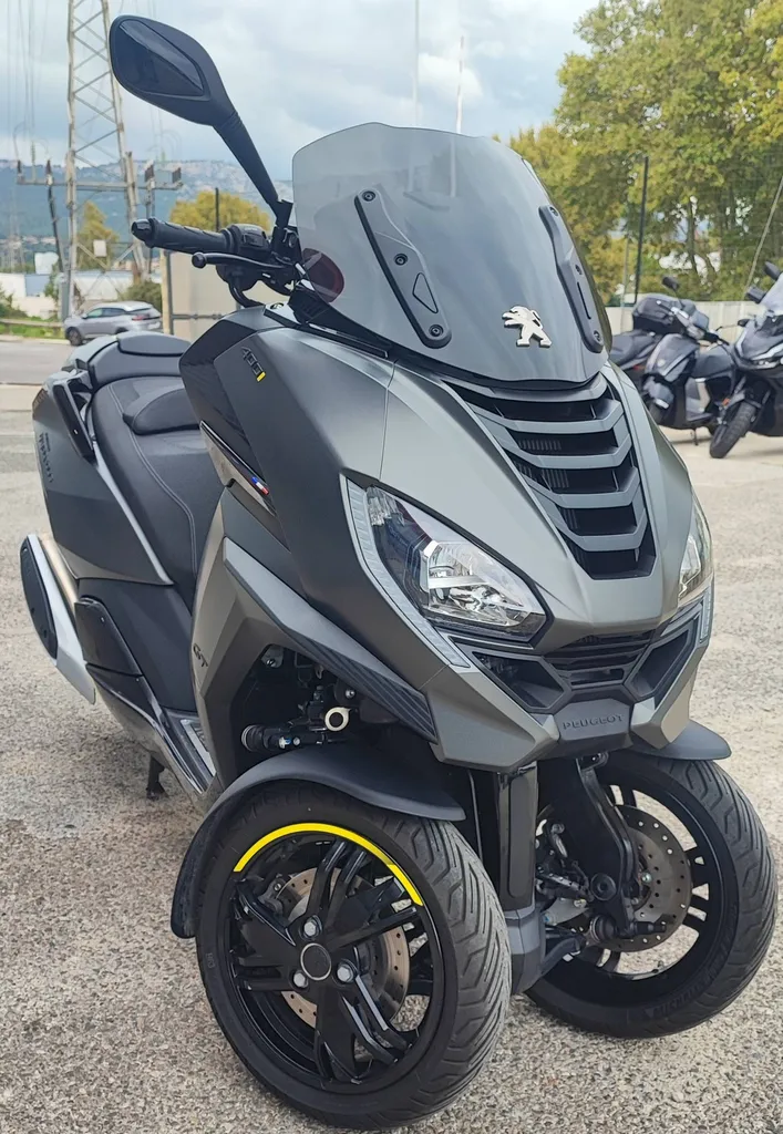 PEUGEOT 400 METROPOLIS GT DU 01/2024 AVEC 1000 KM.
