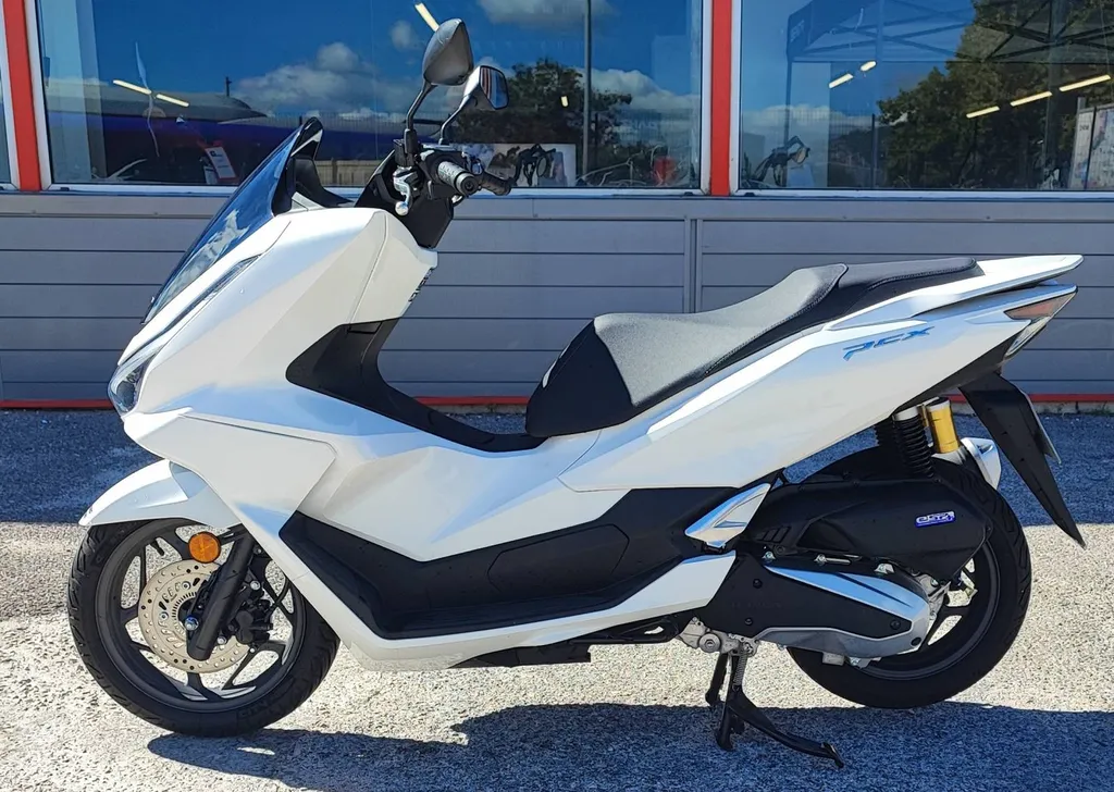 HONDA PCX 125 DX DU 03/2025 AVEC 900 KM.