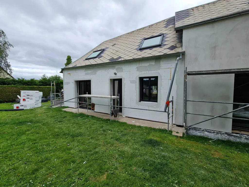 Isolation par l'extérieur sur maison ancienne, avec enduit de finition anti salissure, proche Le Neubourg