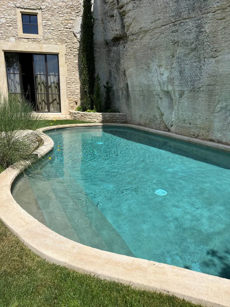 Margelles de piscine en Pierre de Beauval à Maussane