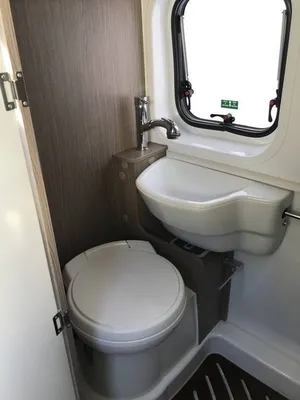 DOUCHE ET TOILETTE DANS UN FOURGON