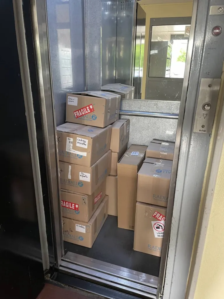 un ascenseur remplis de carton de déménagement à Yvetot