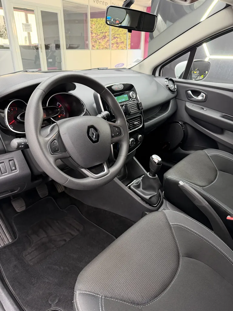 Nettoyage intérieur et extérieur complet avec remise en état esthétique d’une Renault Clio 4 réalisé à Veauche