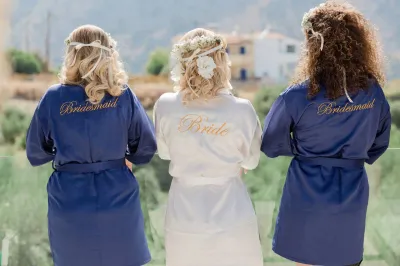 Cérémonie de mariage civile et fleurie organisée par une wedding planner française sur une plage en Crète, Grèce