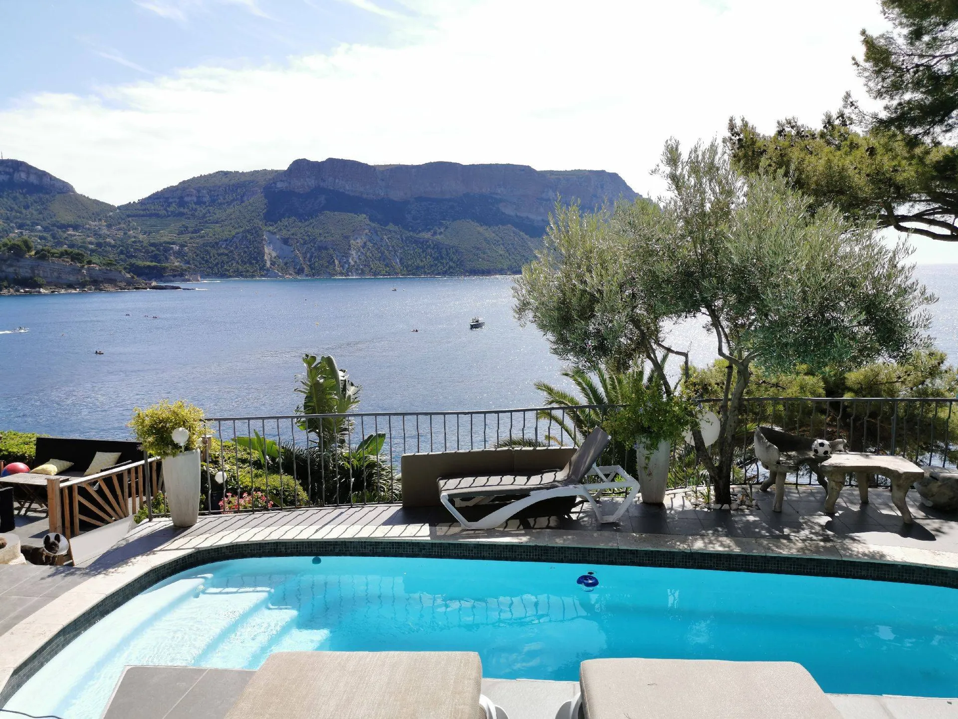 Cassis Emplacement unique pieds dans l'eau