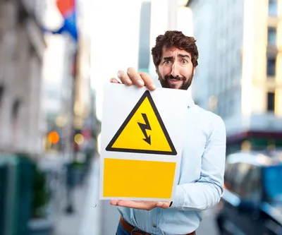 Signalisation de danger électrique rappelant les risques présents en entreprise et l’importance des mesures de prévention.