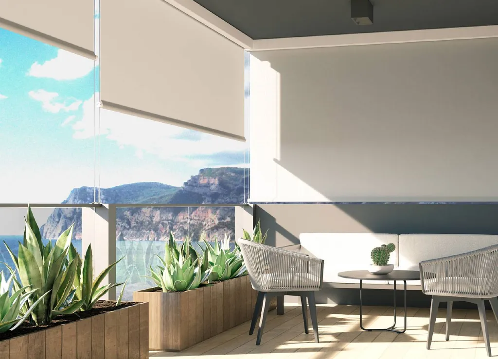 Aménagement d'une terrasse avec des stores enrouleurs Mottura en région Rhone Alpes