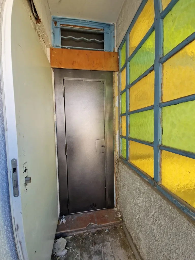 Remplacement d’une porte anti-squat métallique avec verrouillage 3 points A2P pour sécuriser un accès à Marseille 13003, 3e arrondissement