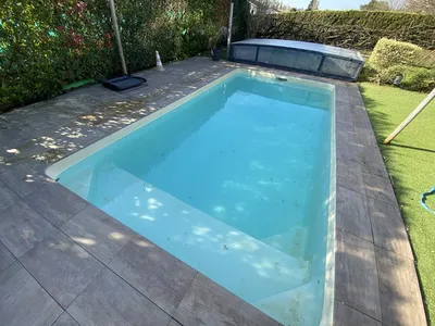Fuite d'eau détectée sur piscine coque polyester sans casse ni vidange par un spécialiste à Bègles dans le 33